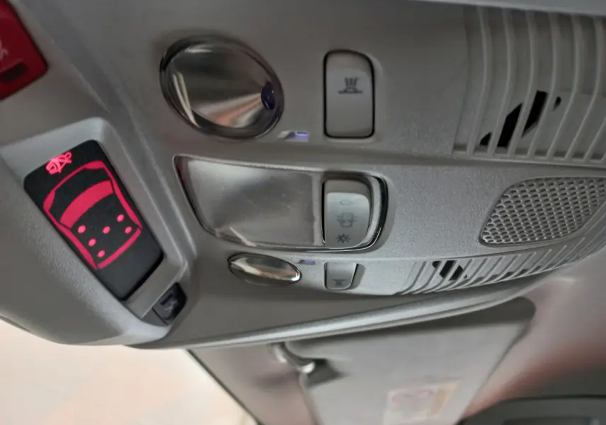 Vue en gros plan du plafonnier gris clair avec commandes d'éclairage et alerte ceinture du Peugeot 5008 2021.