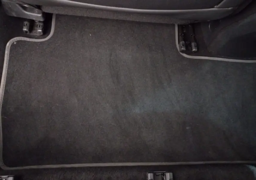 Tapis de sol noir côté passager avant du Peugeot 5008 gris foncé, version PureTech 130 Allure Pack 2021.