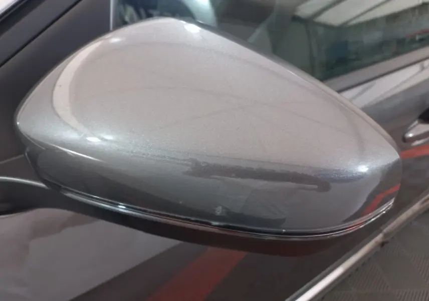 Rétroviseur droit gris métallisé du Peugeot 5008 2021, finition Allure Pack, avec clignotant intégré visible.