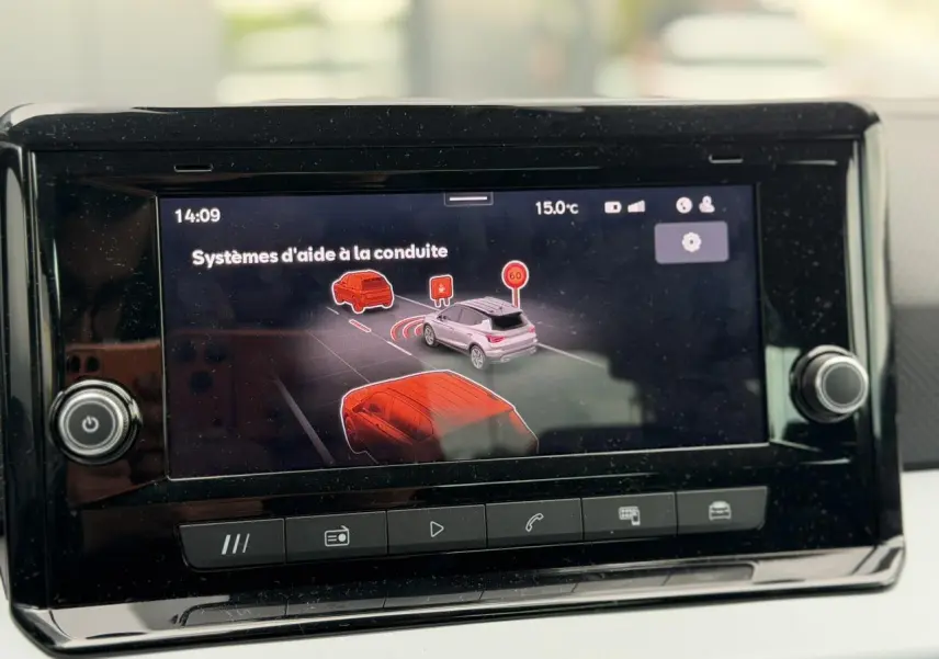Écran tactile du système d’info-divertissement montrant les aides à la conduite du SEAT Arona 2025.