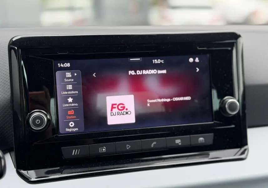 Écran tactile central du système MediaSystem+ de la SEAT Arona 2025 affichant la radio FG DJ en intérieur.