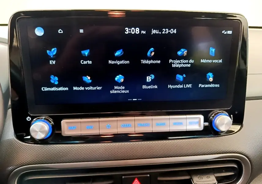 Écran tactile central 10,3 pouces du tableau de bord du Hyundai Kona électrique 2023, interface en français.