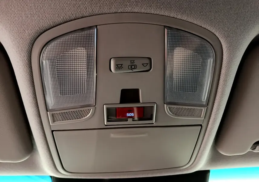 Plafonnier intérieur gris clair avec boutons d'éclairage et alerte SOS du Hyundai Kona électrique 2023.