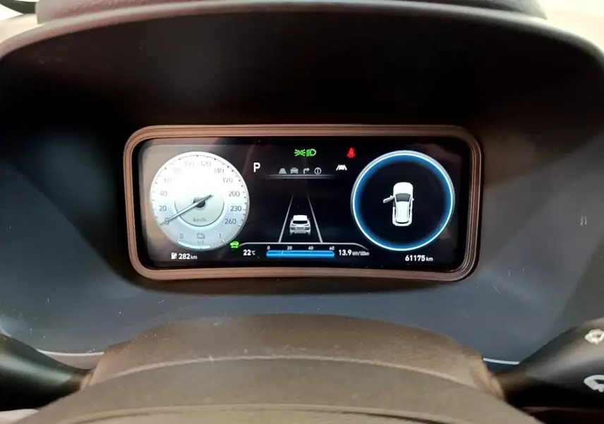 Affichage numérique du tableau de bord de la Hyundai Kona électrique, montrant la vitesse et l'état des portes.