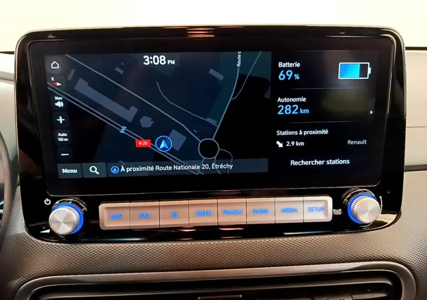 Écran tactile central de la Hyundai Kona électrique 2023 affichant la navigation et l'autonomie batterie à 69%.