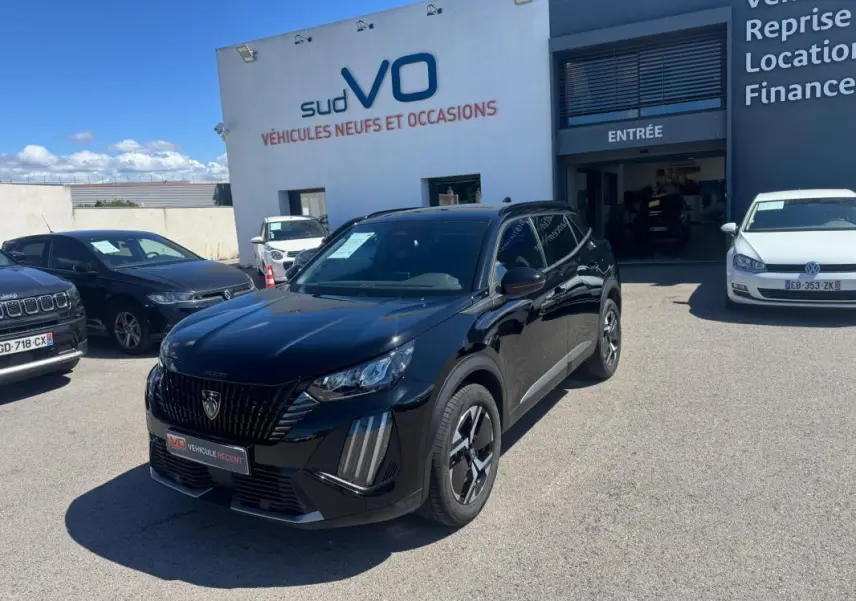 Peugeot 2008 Hybrid noir en 3/4 avant droit, avec calandre distinctive et jantes spécifiques pack hiver.