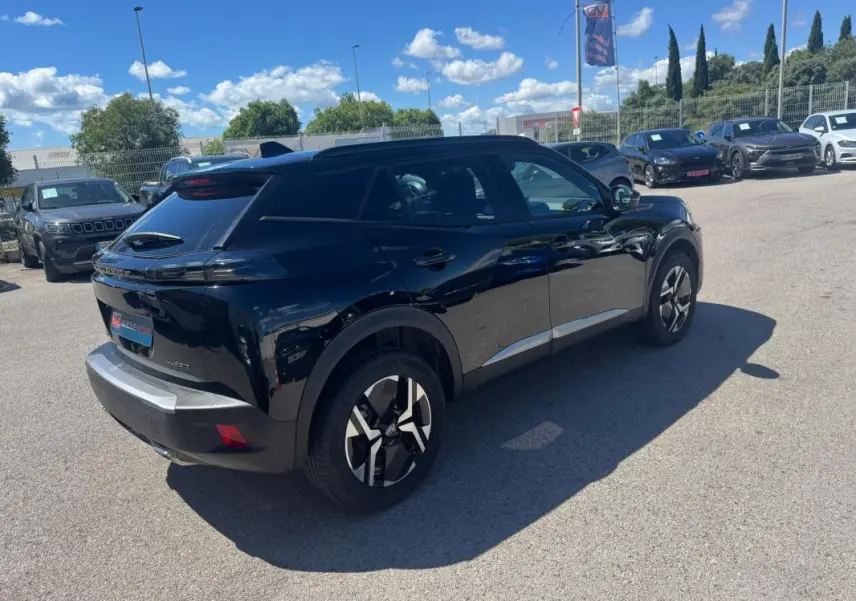 Peugeot 2008 Hybrid noir en 3/4 arrière droit, avec jantes distinctives et pack hiver visible au niveau des rétroviseurs.