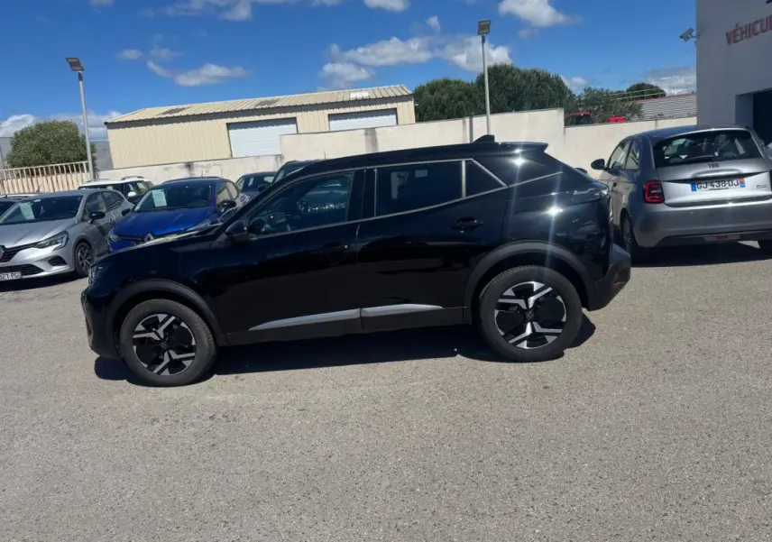 Peugeot 2008 Hybrid 136 e-DCS6 Allure noir vue de profil côté gauche, avec jantes distinctives et pack hiver visible.