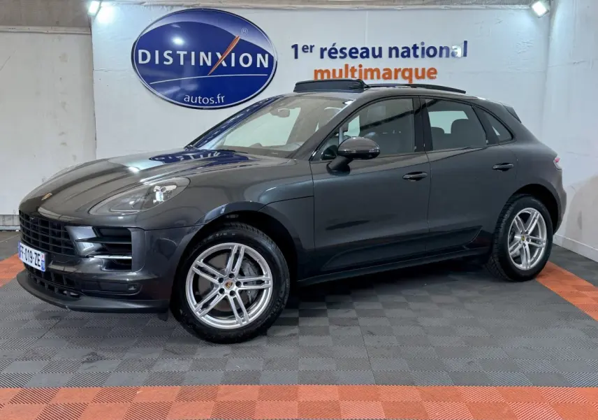 Vue 3/4 avant droite d’un Porsche Macan 3.0 S gris foncé avec jantes alliage et toit ouvrant panoramique.