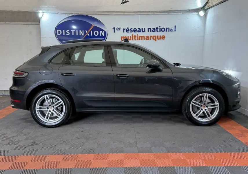 Vue de profil côté gauche d’un Porsche Macan 3.0 S gris foncé avec jantes alliage et feux arrière LED.