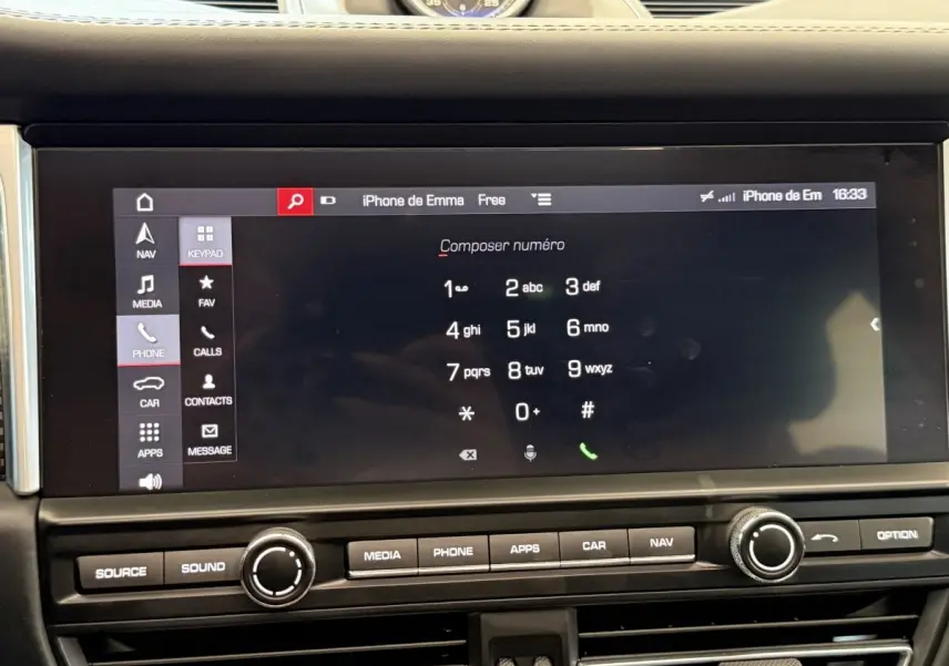 Écran tactile central du tableau de bord du Porsche Macan 3.0 S gris foncé, affichage du clavier téléphonique.