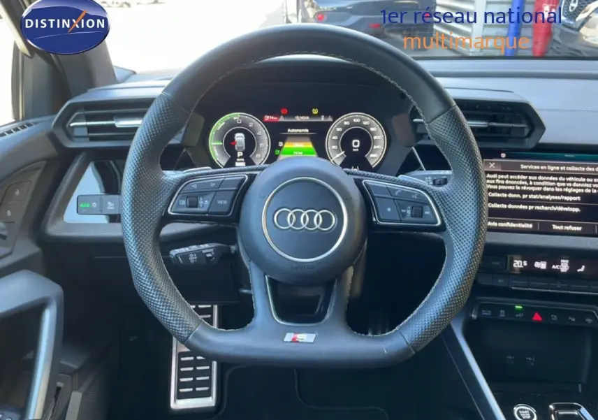 Vue intérieure centrée sur le volant cuir perforé et tableau de bord numérique de l'Audi A3 Sportback 2025.