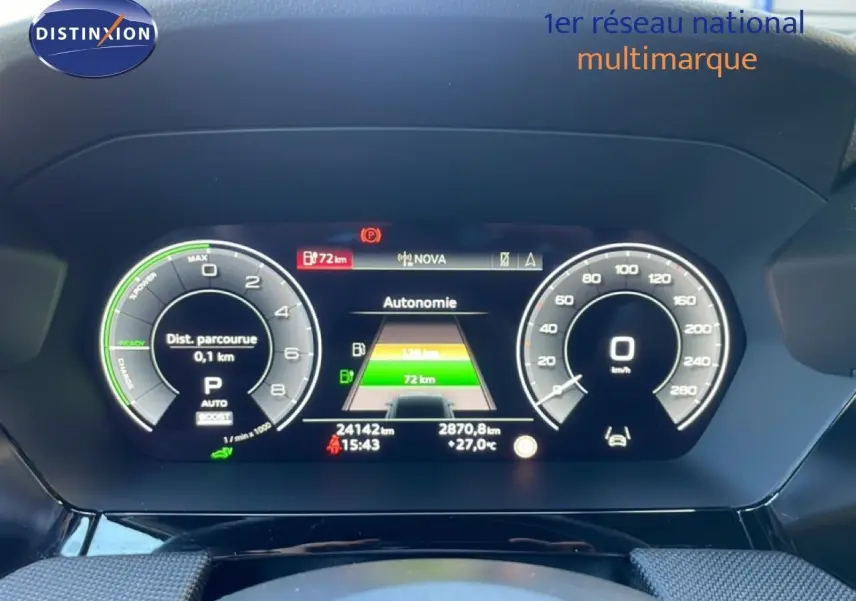 Vue rapprochée du tableau de bord numérique de l'Audi A3 Sportback 2025 affichant l'autonomie et la vitesse à 0 km/h.