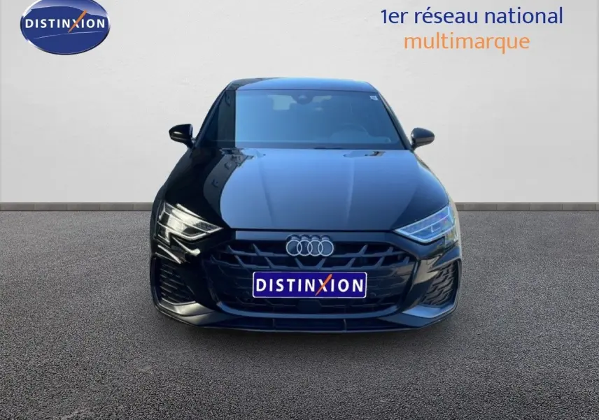 Vue avant d'une Audi A3 Sportback 40 TFSIe noire Mito Metal avec calandre S-Line et phares LED allumés.