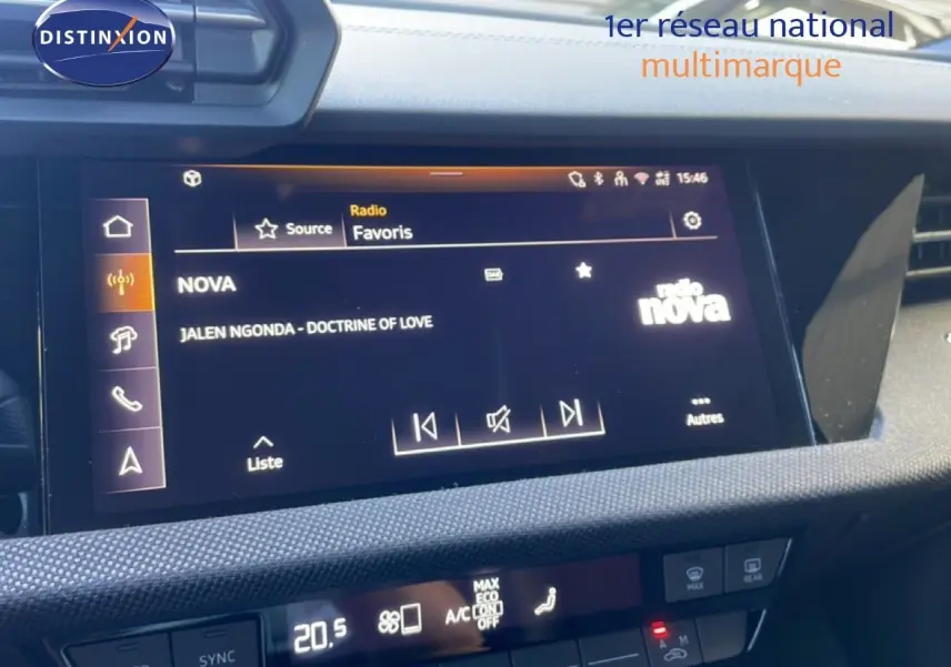 Vue intérieure du tableau de bord de l'Audi A3 Sportback 2025, écran tactile affichant la radio sur fond noir.