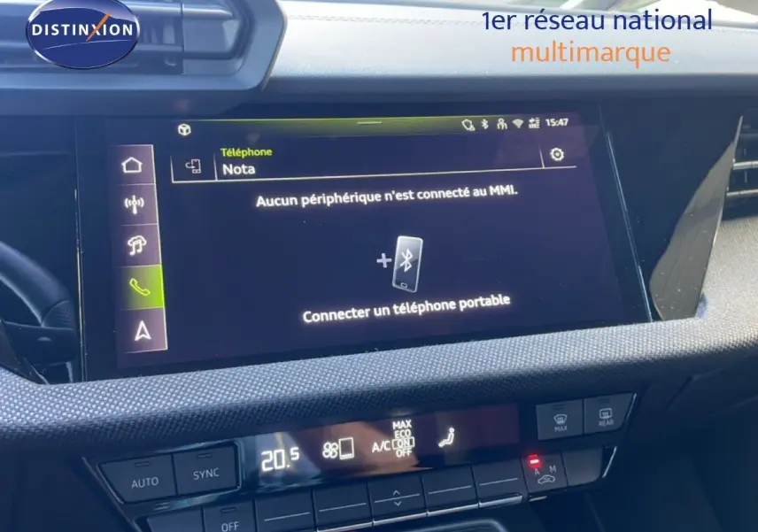 Vue rapprochée de l’écran tactile central et de la console de l’Audi A3 Sportback 2025, affichage connecté, intérieur noir.