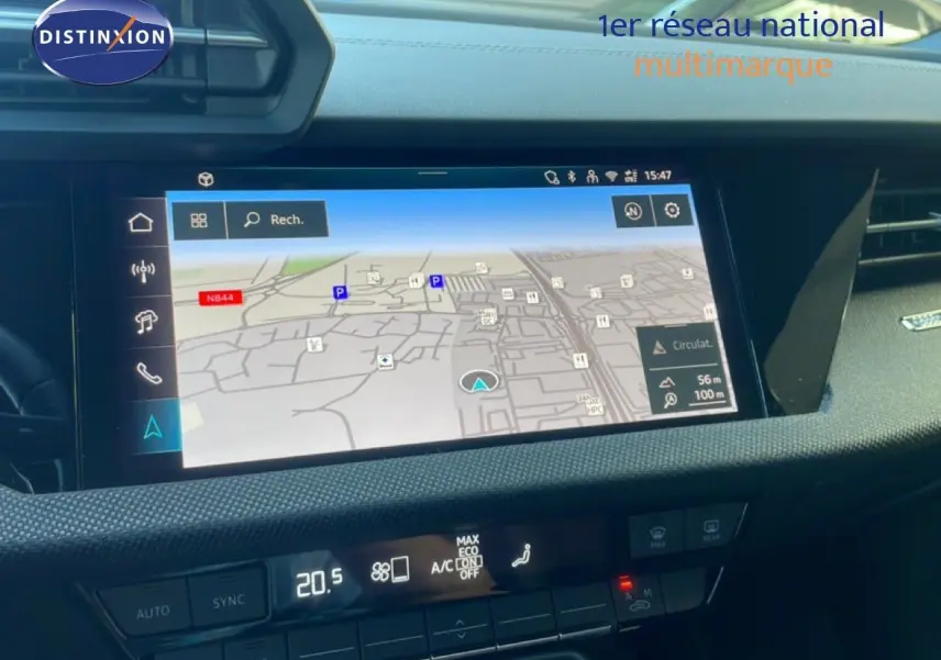 Vue rapprochée de l’écran tactile central et de la console de l’Audi A3 Sportback 2025 noir mito metal affichant la navigation.