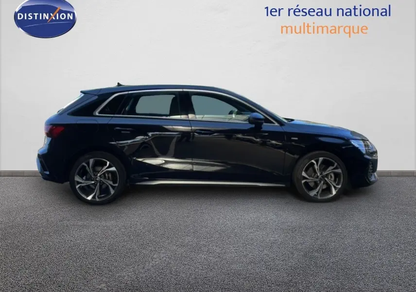 Profil droit d'une Audi A3 Sportback 40 TFSIe S-Line noire métallisée, hybride rechargeable, avec jantes alliage distinctives.