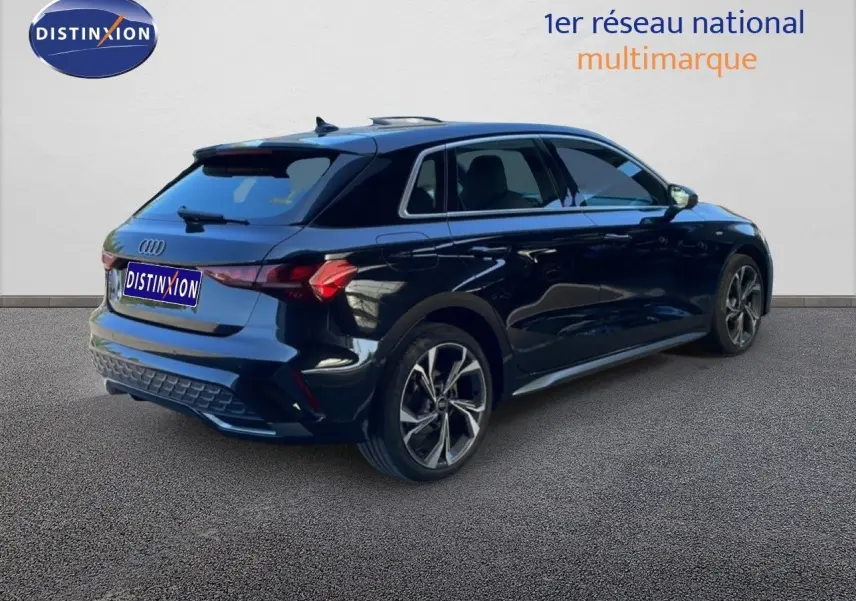 Audi A3 Sportback noir mito metal vue 3/4 arrière droit, mettant en valeur ses jantes et lignes dynamiques.