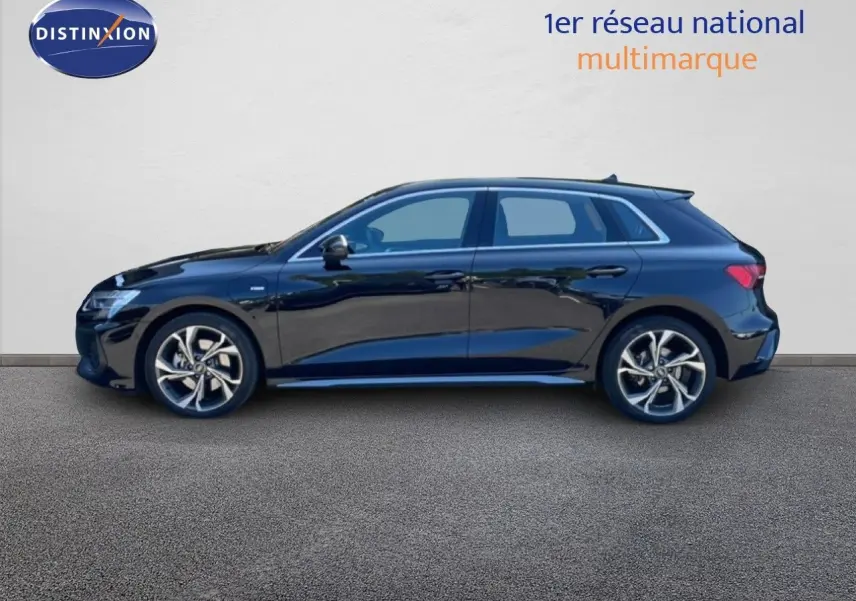 Profil droit d'une Audi A3 Sportback 40 TFSIe S-Line noire Mito Metal, hybride rechargeable, roues alliage distinctives.