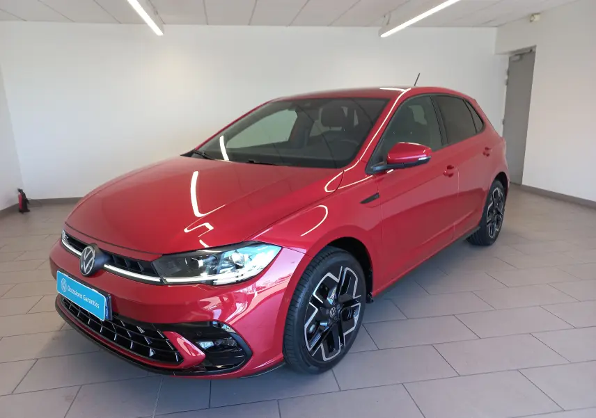 Volkswagen Polo 1.0 TSI 116 DSG7 R-Line Edition rouge roi vue 3/4 avant, jantes noires et détails sportifs visibles.