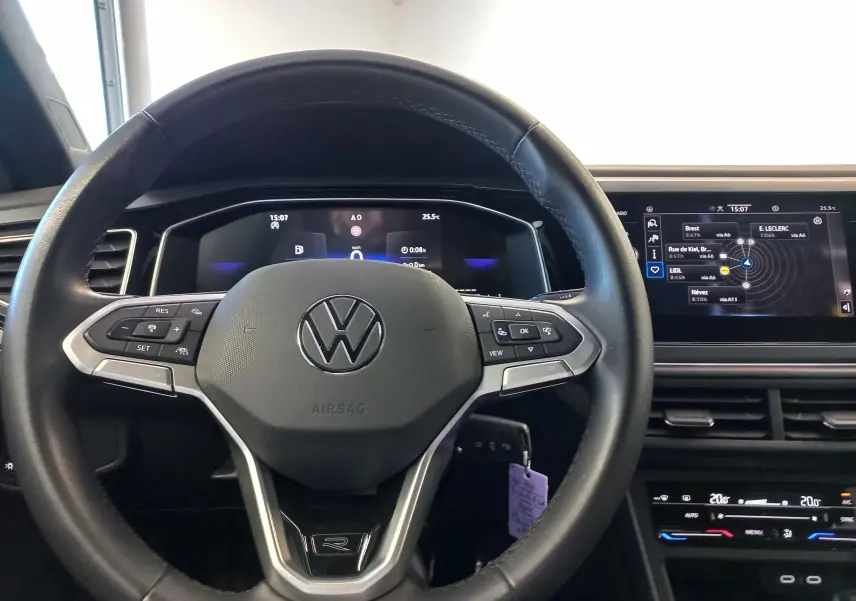 Vue intérieure centrée sur le volant cuir noir avec logo VW et tableau de bord digital de la Volkswagen Polo R-Line 2025.