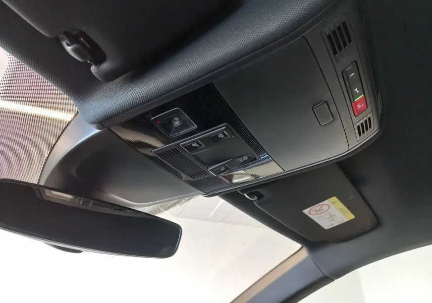 Vue intérieure du plafonnier et rétroviseur d'une Volkswagen Polo Rouge Roi 2025, version R-Line Edition.