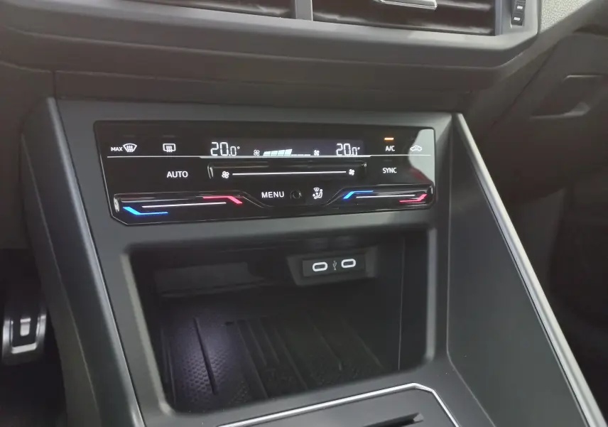 Gros plan sur la console centrale du Volkswagen Polo 2025, affichage digital de la climatisation avec réglages à 20°C.