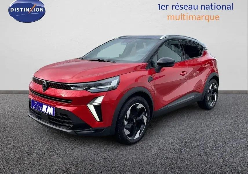 Renault Captur E-Tech hybride rouge passion avec toit noir, vue 3/4 avant droit mettant en valeur ses feux LED et jantes biton.