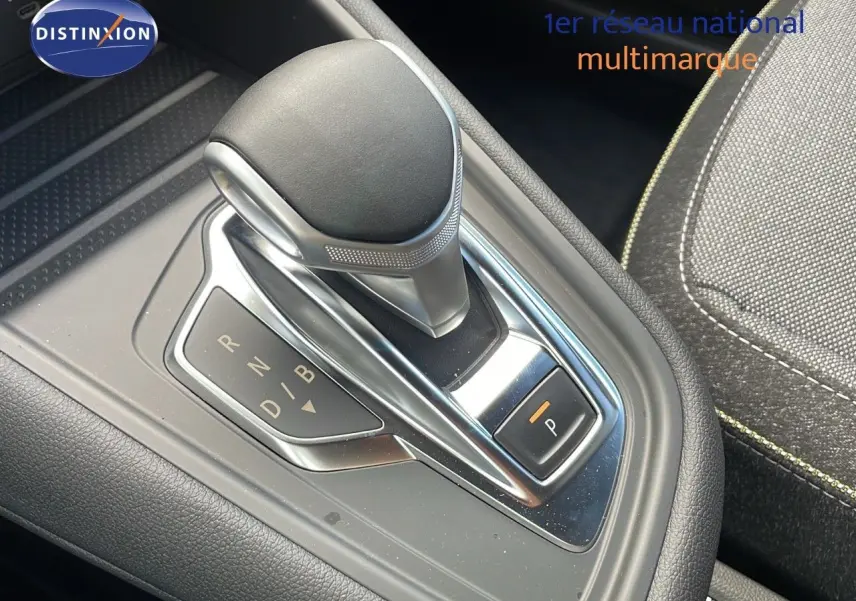Le levier de vitesses automatique noir et chrome du Renault Captur E-Tech Hybrid 2025, avec sellerie grise visible.