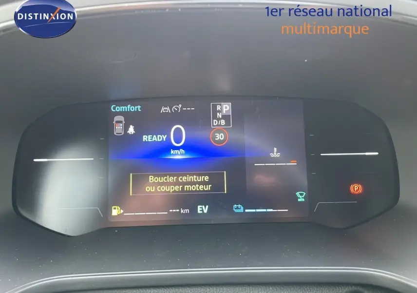 Tableau de bord numérique du Renault Captur E-Tech hybride 2025 affichant la vitesse à 0 km/h et alertes de sécurité.