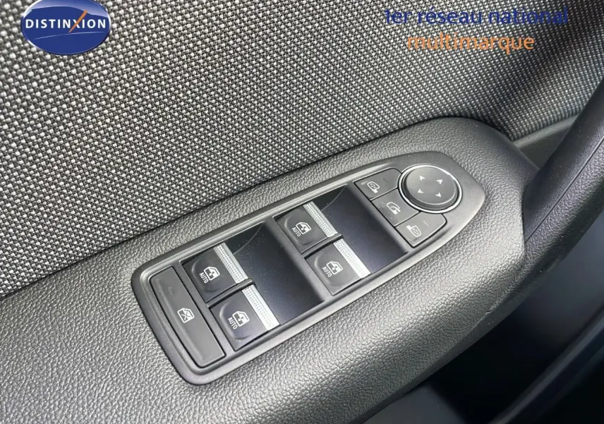 Commande des vitres électriques et réglage des rétroviseurs sur la porte côté conducteur d'un Renault Captur rouge 2025.