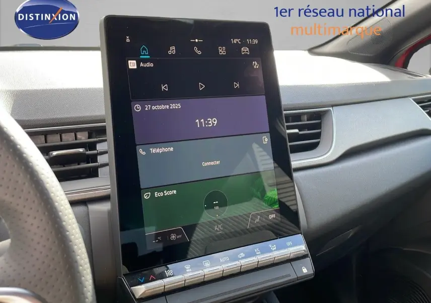 Vue rapprochée de l’écran tactile central du tableau de bord du Renault Captur E-Tech rouge passion toit noir.