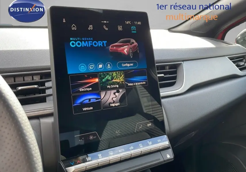 Écran tactile central vertical affichant les réglages de conduite dans l'habitacle du Renault Captur rouge passion 2025.