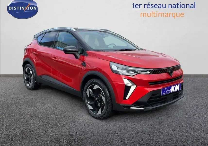 Vue 3/4 avant d'un Renault Captur 2025 rouge passion avec toit noir et jantes biton distinctives.