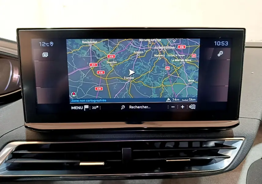 Écran tactile central affichant la navigation 3D du Peugeot 5008 GT 2021, vue intérieure du tableau de bord.