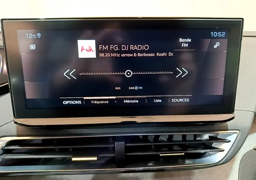 Écran tactile central du tableau de bord du Peugeot 5008 PureTech 130 GT affichant une radio FM.