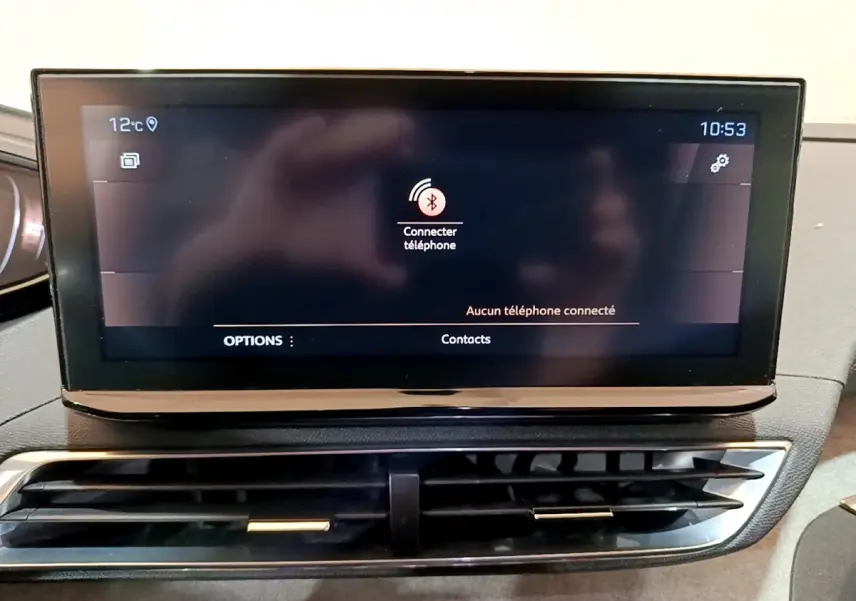 Écran tactile central du tableau de bord du Peugeot 5008 GT 2021 affichant la connexion Bluetooth téléphone