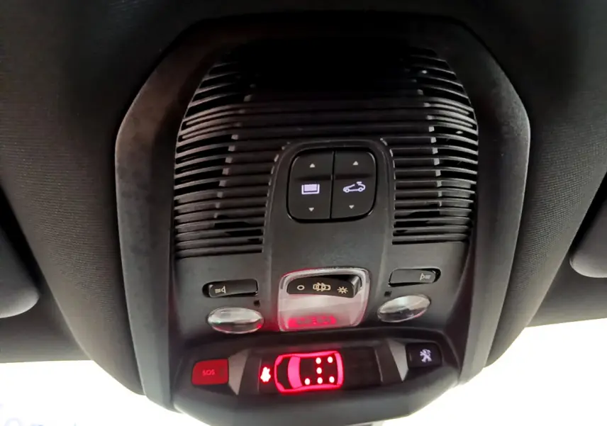 Vue en contre-plongée du plafonnier intérieur noir avec commandes lumineuses du Peugeot 5008 GT bleu 2021.