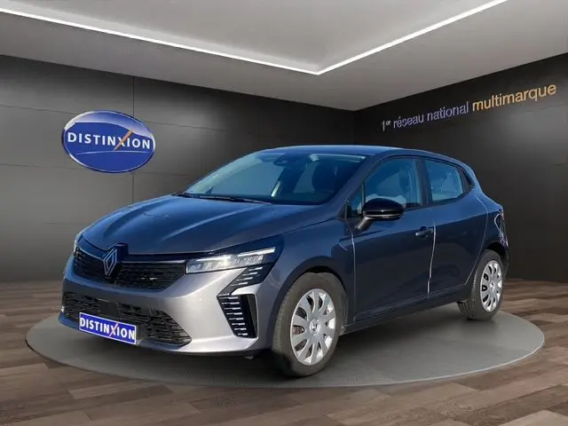 Vue 3/4 avant droite d'une Renault Clio V gris schiste avec enjoliveurs 16 pouces et feux LED Pure Vision.