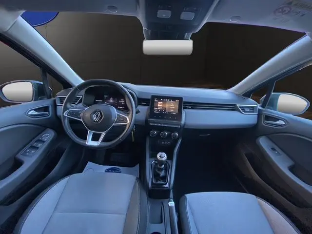 Vue intérieure avant de la Renault Clio V PH2 TCE 90 Evolution avec tableau de bord numérique et écran tactile central.