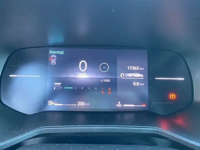 Tableau de bord numérique 7 pouces de Renault Clio V PH2 TCE 90 Evolution affichant 17 363 km, vue frontale rapprochée.