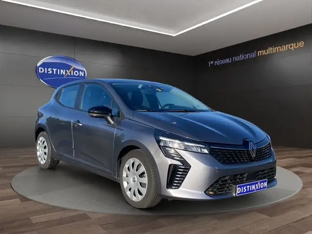 Renault Clio V PH2 TCE 90 Evolution gris schiste vue 3/4 avant avec enjoliveurs tôle 16 pouces en showroom