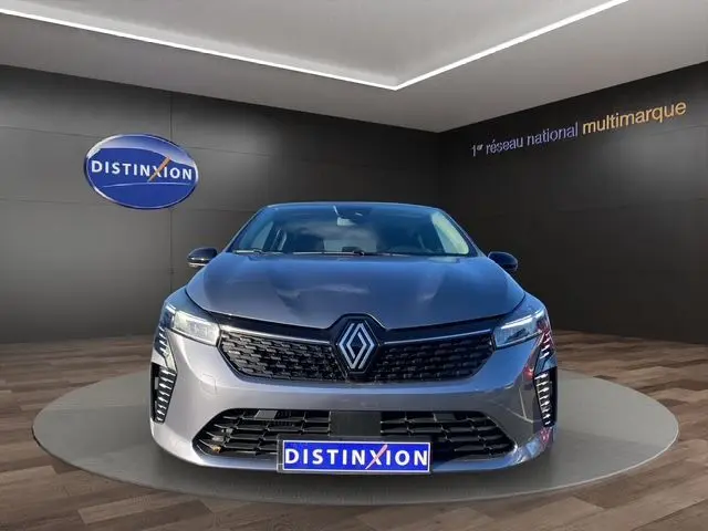 Vue frontale d'une Renault Clio V PH2 TCE 90 Evolution gris schiste avec calandre noire et éclairage LED Pure Vision.