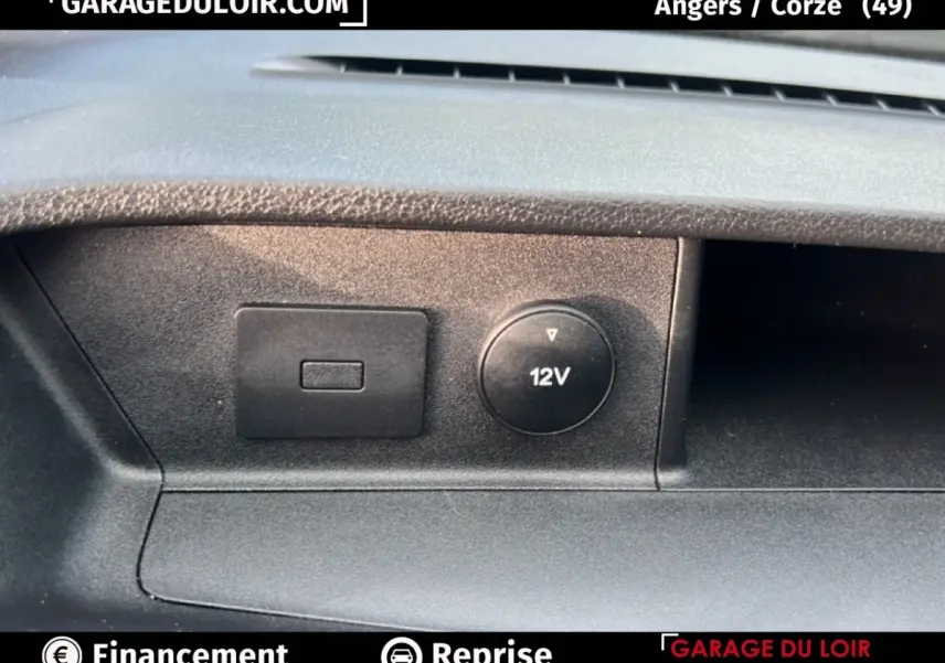 Prise 12V et port USB avant du tableau de bord du Ford Transit Custom Fourgon blanc 2023.