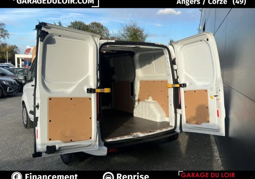 Vue arrière du Ford Transit Custom blanc 2023 avec portes ouvertes montrant l'espace de chargement vide et protégé.