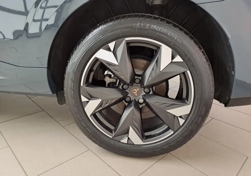 Gros plan sur la jante 19'' Spectrum usinée noire et argent du côté gauche d'une CUPRA TERRAMAR Bleu Fjord.