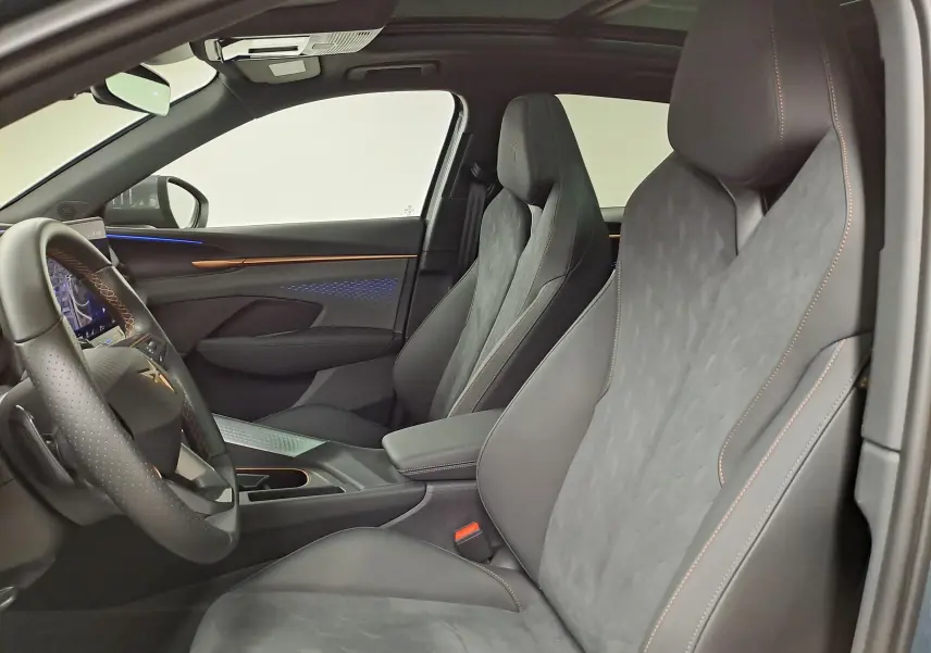 Vue intérieure côté conducteur de la CUPRA TERRAMAR 2025 avec sièges sport noirs et toit ouvrant panoramique visible.