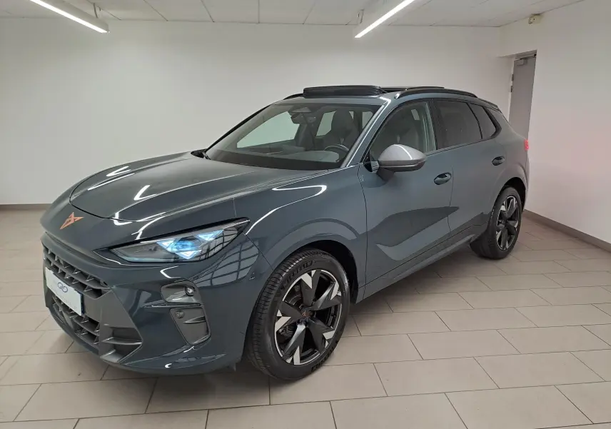 Vue 3/4 avant droite du CUPRA TERRAMAR bleu Fjord avec jantes 19'' Spectrum et toit ouvrant panoramique.