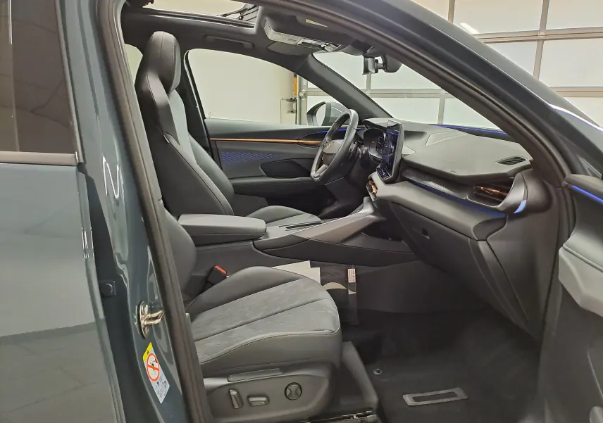 Intérieur côté conducteur de la CUPRA TERRAMAR bleu Fjord 2025 avec toit ouvrant panoramique et sièges en cuir noir.